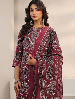 women ethnic motifs printed regular thread work kurta with trousers & with dupatta 5