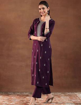 floral embroidered sequnnied straight kurta with trousers & dupatta 4
