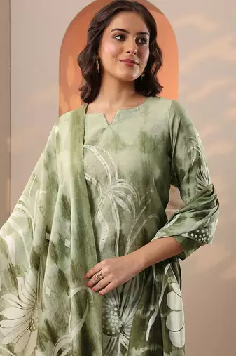 women floral printed regular kurta with trousers & with dupatta