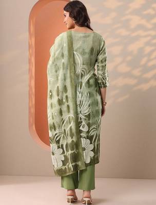 women floral printed regular kurta with trousers & with dupatta 5