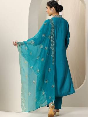women ethnic motifs embroidered kurta with trousers & dupatta 2