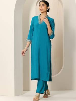 women ethnic motifs embroidered kurta with trousers & dupatta 3