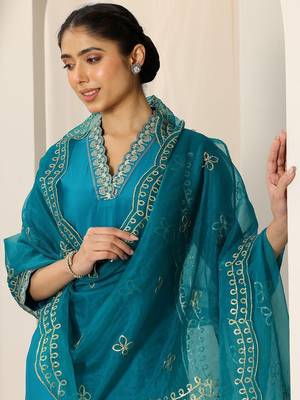 women ethnic motifs embroidered kurta with trousers & dupatta 4