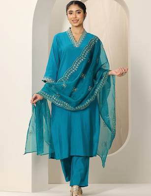 women ethnic motifs embroidered kurta with trousers & dupatta 5