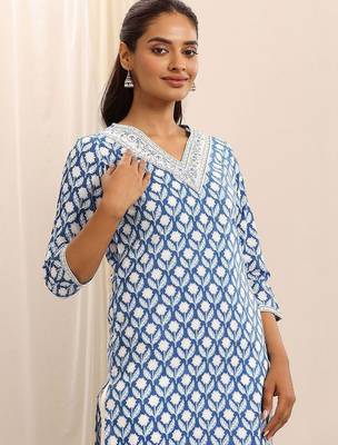 women floral printed regular thread work kurta with trousers & with dupatta 2