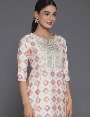 women printed regular thread work kurta with trousers & with dupatta 5