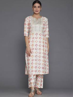 women printed regular thread work kurta with trousers & with dupatta 6