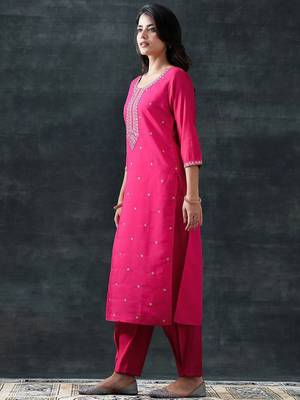 women ethnic motifs embroidered kurta with churidar & dupatta 3