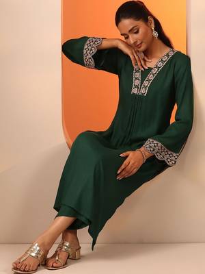 women ethnic motifs regular thread work kurta with trousers 1