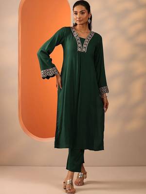 women ethnic motifs regular thread work kurta with trousers 2
