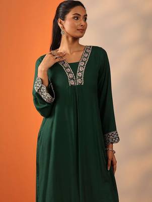 women ethnic motifs regular thread work kurta with trousers 4