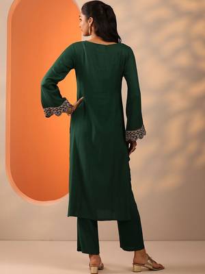 women ethnic motifs regular thread work kurta with trousers 5