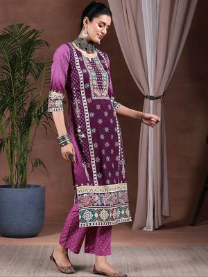 women ethnic motifs printed regular kurta with trousers 3
