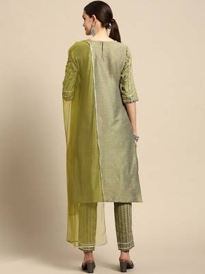 women yoke design regular kurta with trousers & with dupatta 3