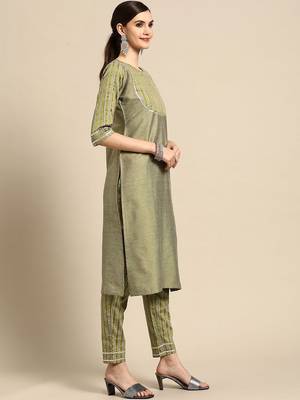 women yoke design regular kurta with trousers & with dupatta 5