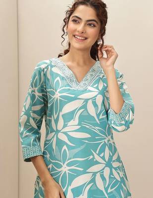 women floral printed regular thread work kurta with trousers & with dupatta 2