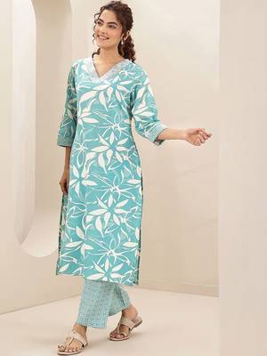 women floral printed regular thread work kurta with trousers & with dupatta 4