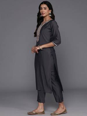 women ethnic motifs embroidered regular thread work kurta with trousers & with dupatta 5