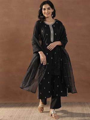 women floral embroidered regular sequinned kurta with trousers & with dupatta 2