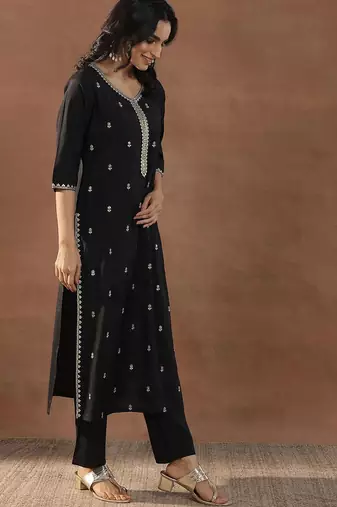 women floral embroidered regular sequinned kurta with trousers & with dupatta