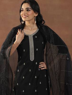women floral embroidered regular sequinned kurta with trousers & with dupatta 6