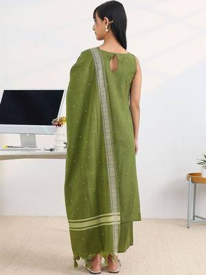 ethnic motifs printed v neck sleeveless kurta with palazzos & dupatta 4