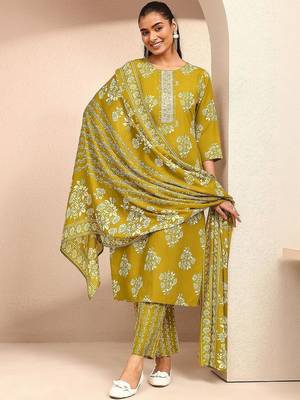 women floral printed regular thread work kurta with trousers & with dupatta 1
