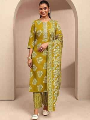 women floral printed regular thread work kurta with trousers & with dupatta 2