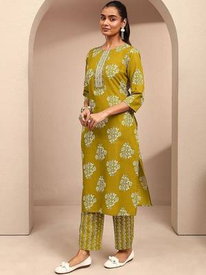 women floral printed regular thread work kurta with trousers & with dupatta 3