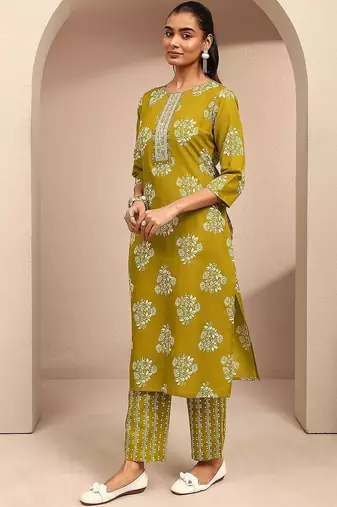 women floral printed regular thread work kurta with trousers & with dupatta
