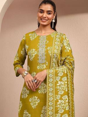 women floral printed regular thread work kurta with trousers & with dupatta 4