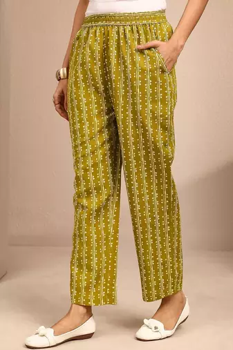 women floral printed regular thread work kurta with trousers & with dupatta