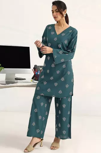 women ethnic motifs printed regular cotton blend kurta with palazzos