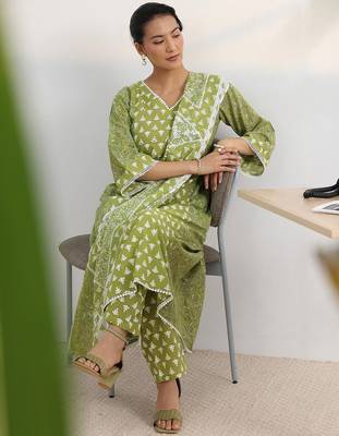 women ethnic motifs printed regular thread work kurta with trousers & with dupatta 1