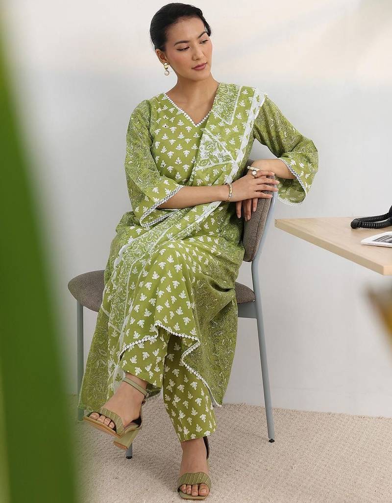 women ethnic motifs printed regular thread work kurta with trousers & with dupatta