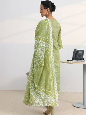 women ethnic motifs printed regular thread work kurta with trousers & with dupatta 4