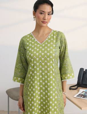 women ethnic motifs printed regular thread work kurta with trousers & with dupatta 5