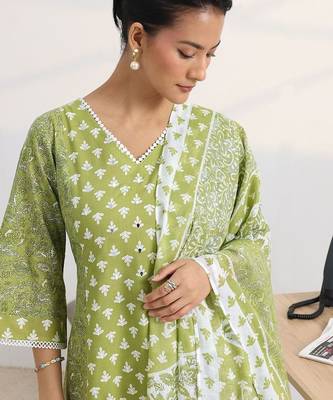 women ethnic motifs printed regular thread work kurta with trousers & with dupatta 7
