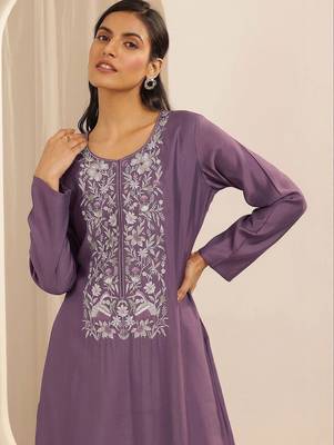 women ethnic motifs embroidered regular thread work kurta with trousers 2