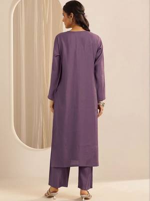 women ethnic motifs embroidered regular thread work kurta with trousers 3