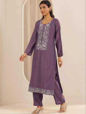 women ethnic motifs embroidered regular thread work kurta with trousers 4