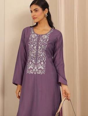 women ethnic motifs embroidered regular thread work kurta with trousers 5
