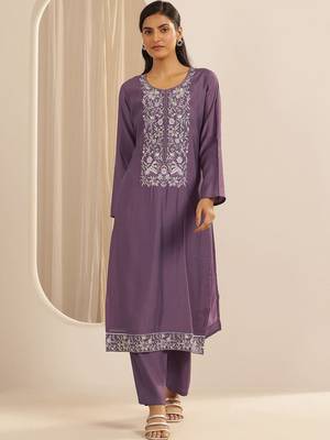 women ethnic motifs embroidered regular thread work kurta with trousers 7