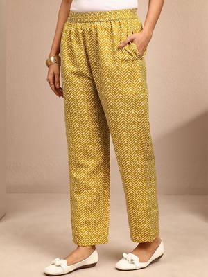 women ethnic motifs printed regular thread work kurta with trousers & with dupatta 2