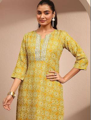 women ethnic motifs printed regular thread work kurta with trousers & with dupatta 4