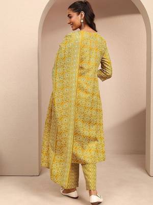 women ethnic motifs printed regular thread work kurta with trousers & with dupatta 5
