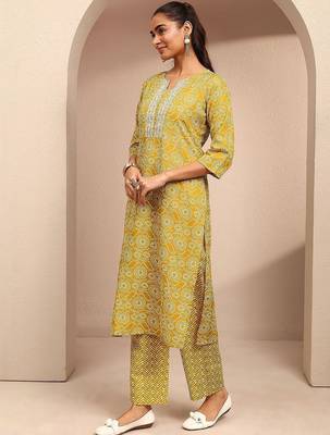 women ethnic motifs printed regular thread work kurta with trousers & with dupatta 7
