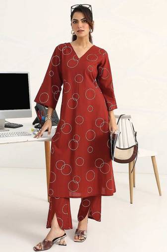 women printed regular kurta with trousers