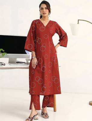 women printed regular kurta with trousers 3
