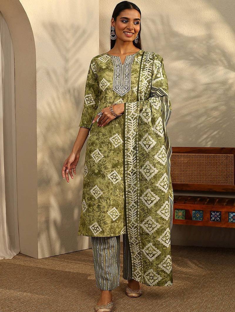 women printed regular thread work kurta with trousers & with dupatta